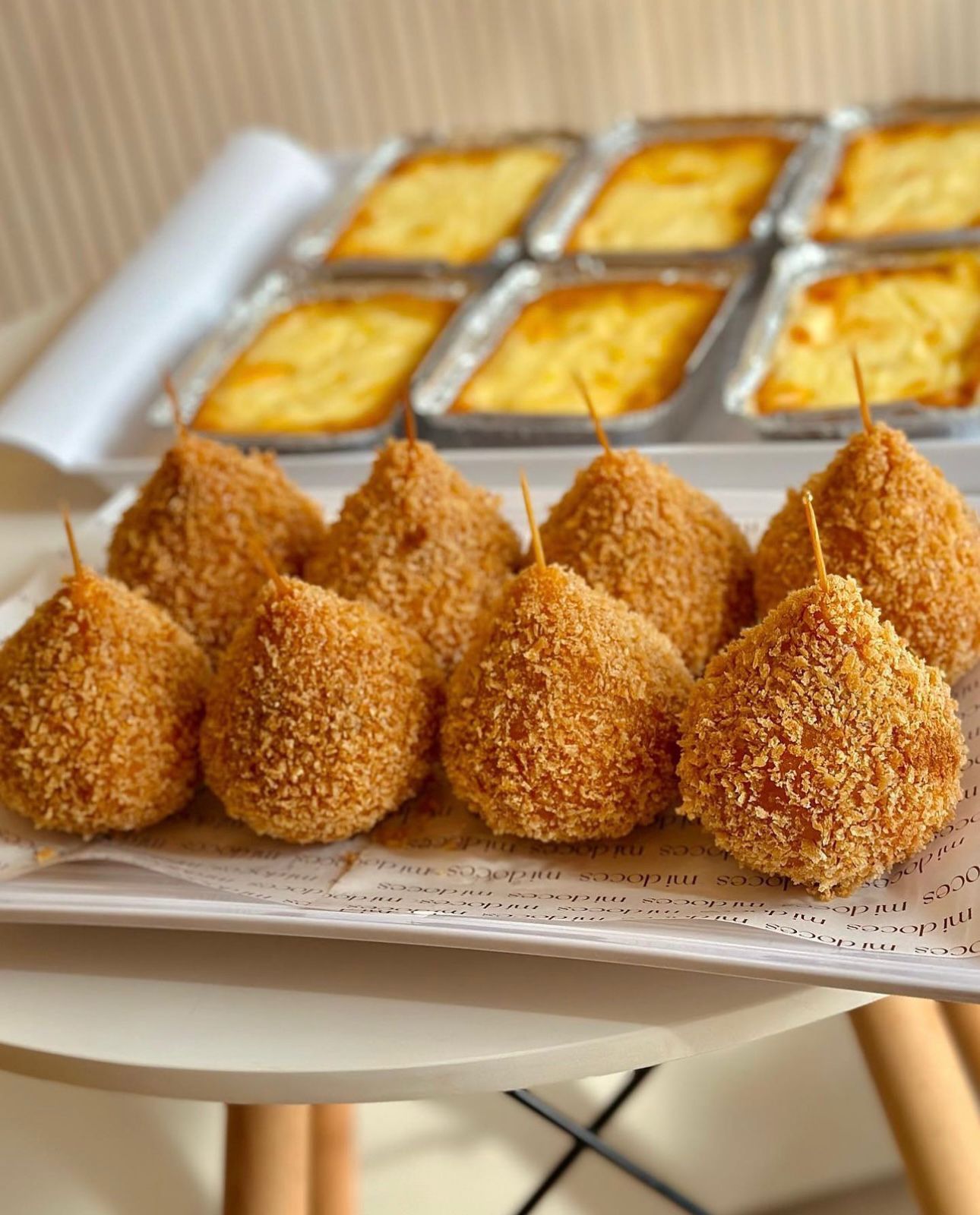 Coxinhas organizadas profissionalmente em bandeja