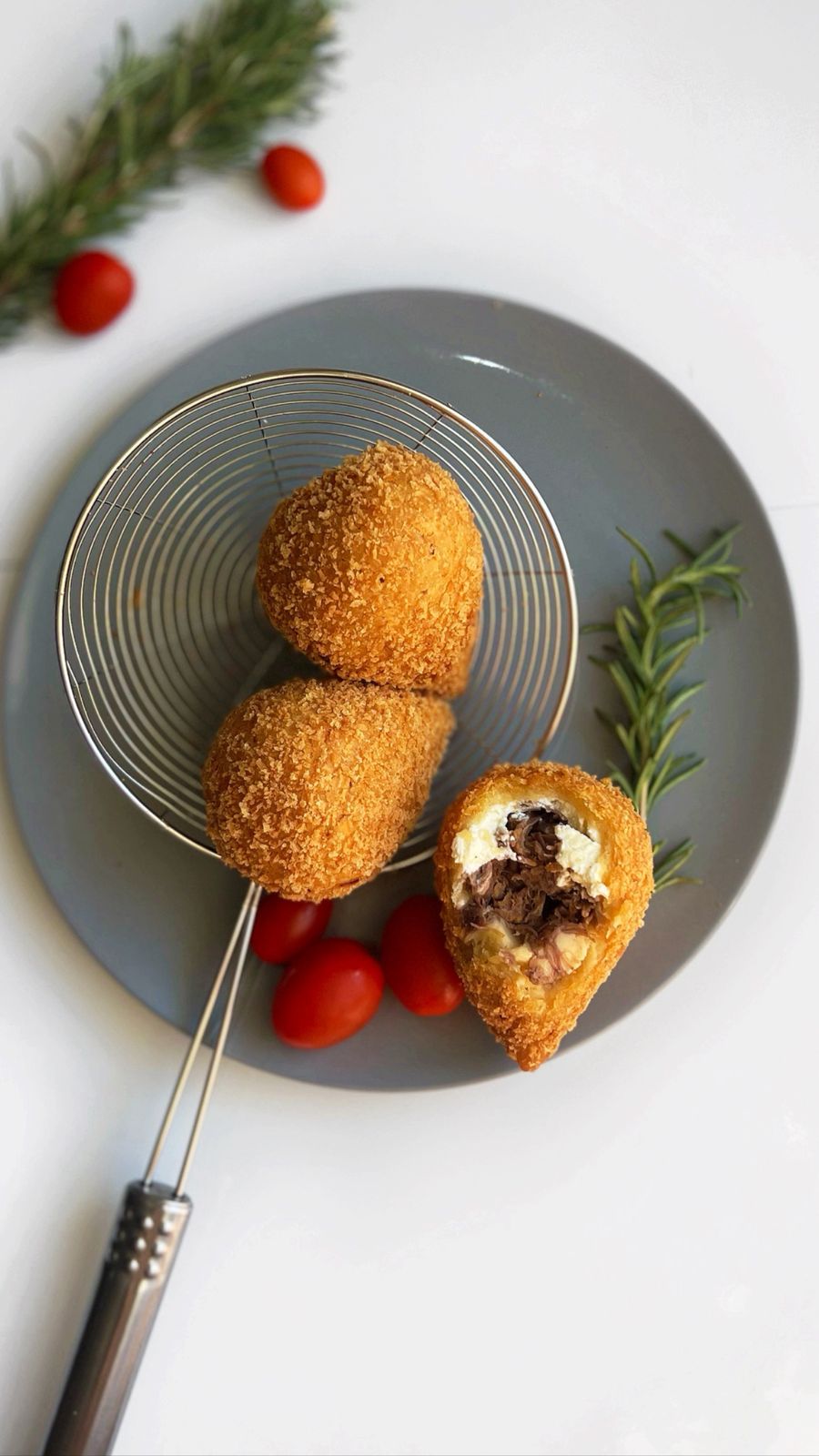 Apresentação elegante de coxinhas em prato gourmet