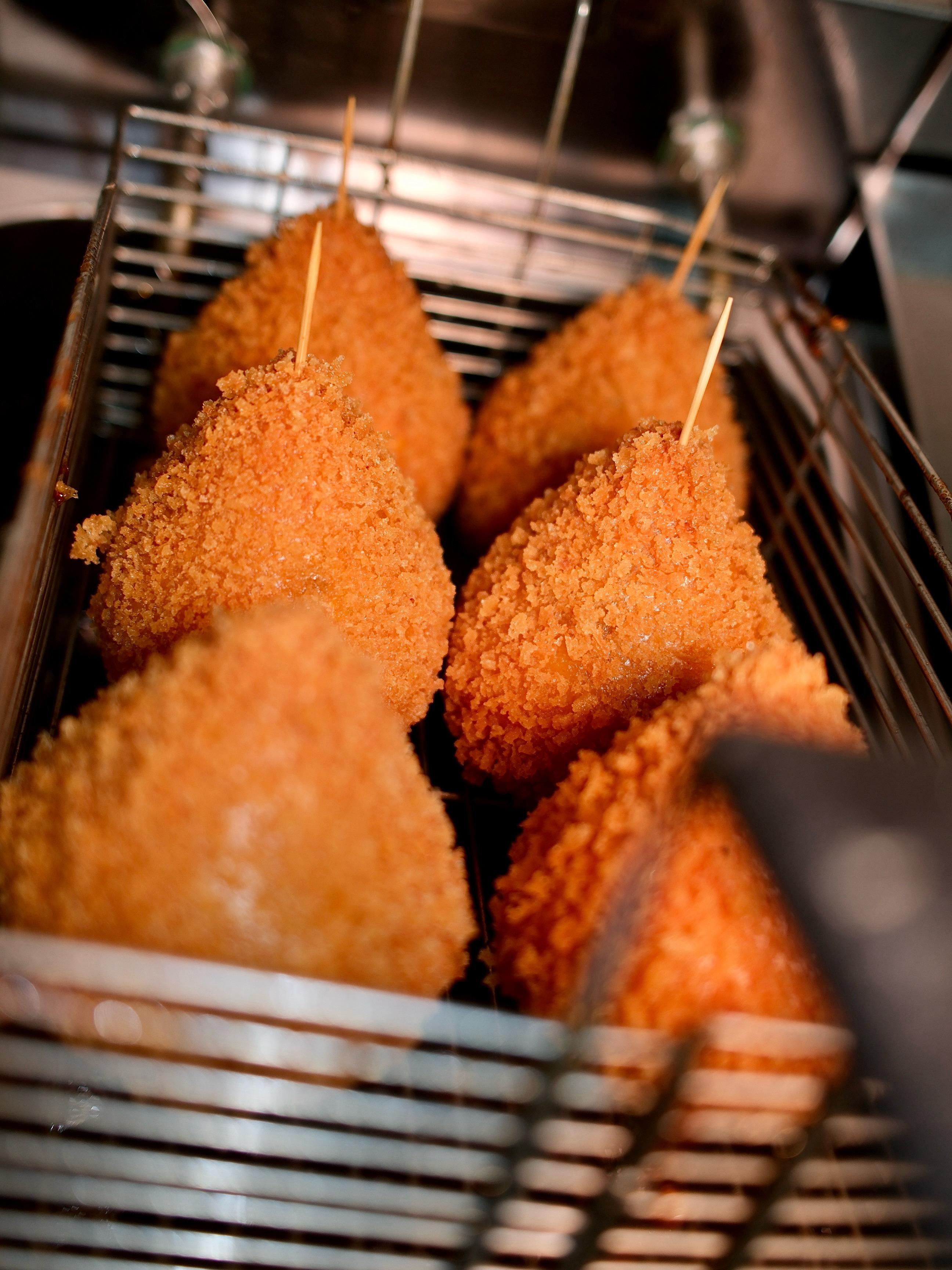 Coxinhas sendo fritadas em óleo quente