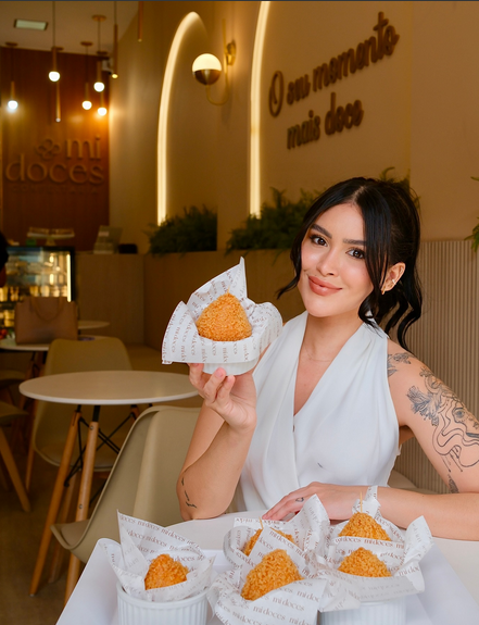 Millena Moreira com coxinhas na confeitaria Mi doces