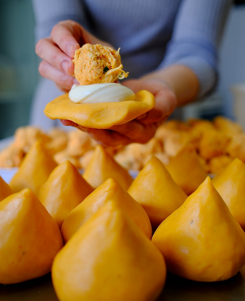 Coxinhas douradas sendo preparadas