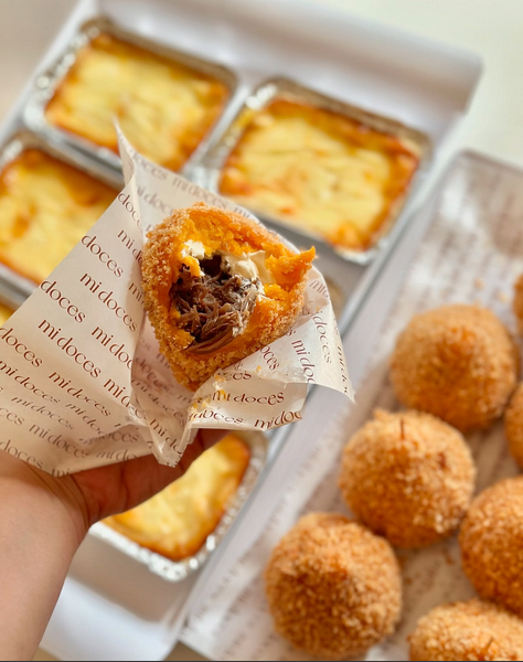 Salgado com recheio à mostra