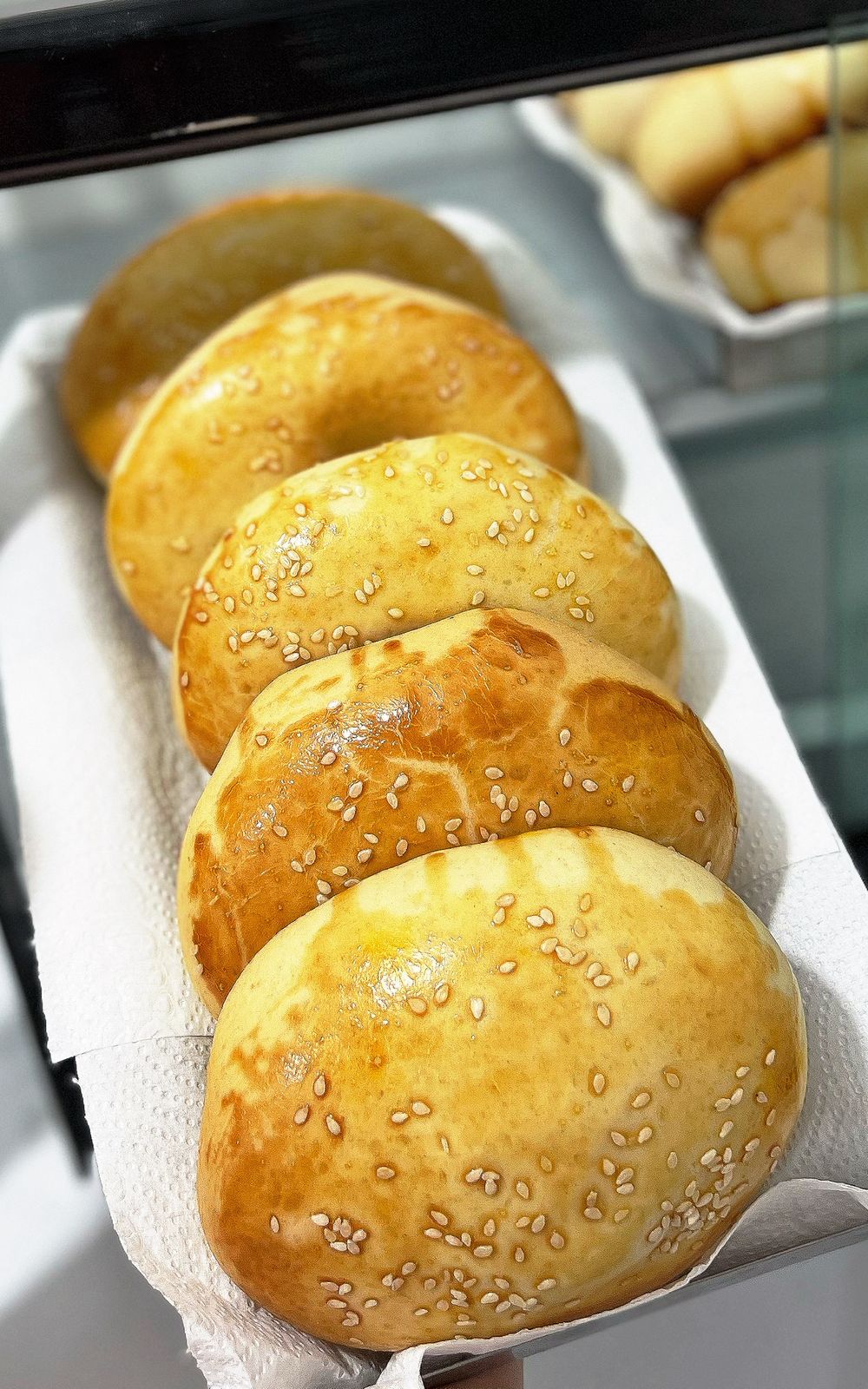 Pães de hambúrguer artesanais dourados com gergelim