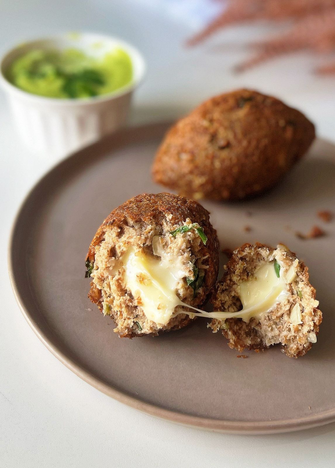 Salgado cortado mostrando recheio cremoso